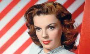 Judy Garland with barber shop background, 1945